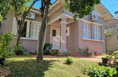 Casa com 3 dormitórios, pátio e vagas para 2 carros no jardim lindóia