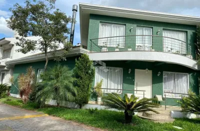 Casa em  condomínio, com 4 suítes, vagas para 4 carros, na zona norte.