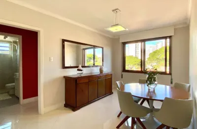 Apartamento reformado com 2 dormitórios, 2 banheiros e vaga coberta em porto alegre