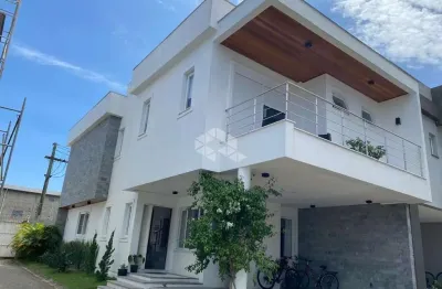 Alto padrão em condomínio fechado no ecoville com 3 suítes e pátio privativo