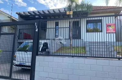 Casa com 2 dormitórios, 2 vagas de garagens, no jardim lindoia.