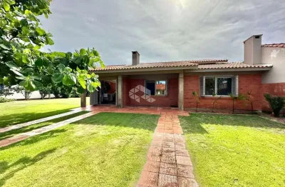 Casa 3 dormitórios, 1 suíte, sala de estar com lareira, piscina em terreno de 720m² em xangri-lá