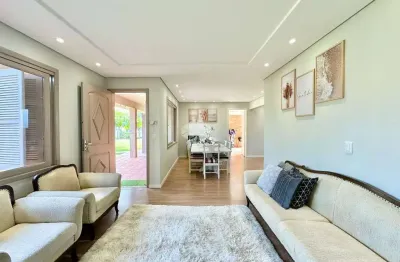 Casa com 3 quartos, 1 suíte, sala de estar com lareira, piscina em terreno de 720m² em xangri-lá