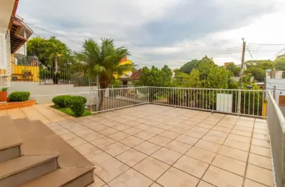 Casa com 3 quartos; 2 banheiros amplo living e 2 vagas cobertas na vila ipiranga