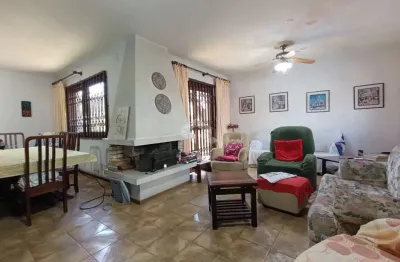 Casa no jardim planalto com três dormitórios/ terreno com 720m²