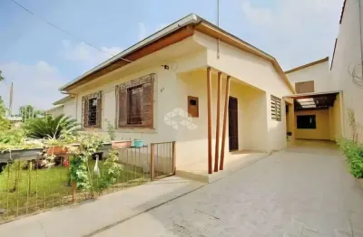 Casa 4 dormitórios no sarandi com garagem, churrasqueira, pátio e árvores frutíferas