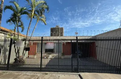 Casa á venda em birigui, garagem para dois veiculos coberta, com sala de estar e de jantar, dois quartos com suíte e três banheiros