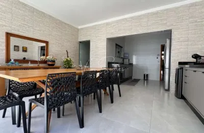 Casa á venda no condominio veneza, casa com: 3 quartos sendo 2 suítes, sala de tv com pé direito alto, piscina e garagem coberta para 2 veículos