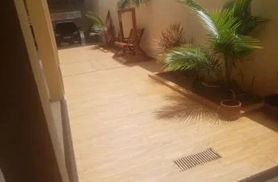 Casa à venda em Birigüi-SP: 3 quartos, suíte, 2 salas, 2 banheiros, 2 vagas na Residencial Flamboyant, 220m². Confira!