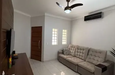 Casa à venda em Birigüi-SP, Residencial Jardim do Trevo: 3 quartos, 1 suíte, 2 salas, 3 banheiros, 2 vagas, 240,17m². Confira!