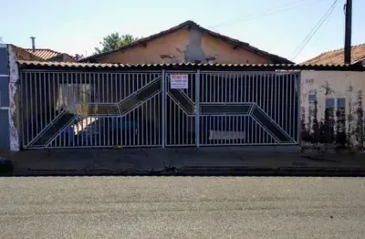 Imperdível casa à venda em Birigüi-SP, bairro Jardim Toselar! 2 quartos, 4 salas, 2 banheiros, 2 vagas de garagem, 233,86 m².