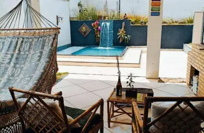 Charmosa casa no balneário com quintal, piscina e varanda gourmet