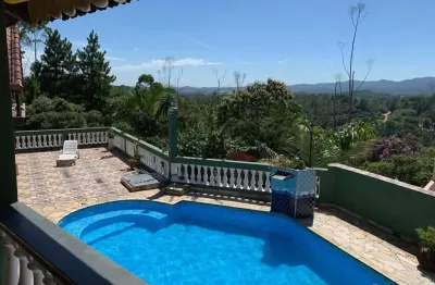 Chácara completa com piscina, 3 dormitórios e cozinha gourmet em condomínio