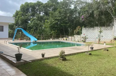 Excelente oportunidade para quem busca chácara completa, com amplo espaço e lazer no Parque Cerejeiras.
