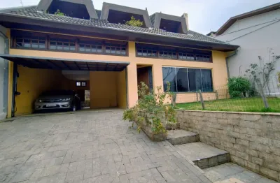 Sobrado amplo com 4 dormitórios em região nobre no jardim guabirotuba