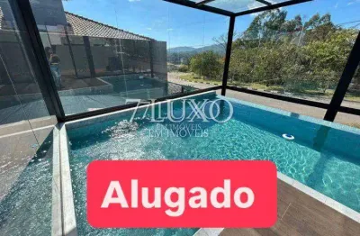 Residência moderna com piscina aquecida e 3 suítes em condomínio exclusivo para locação