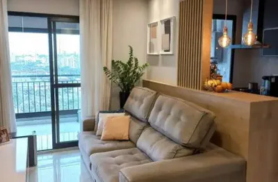 Apartamento decorado em ótimo estado ao lado do metro.