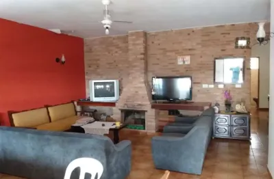 Casa térrea com 360m² de terreno à venda e com 3 quartos