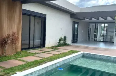 Casa térrea em condomínio fechado, com 600m2 de terreno e 304em atibaia m2 de área construída sp