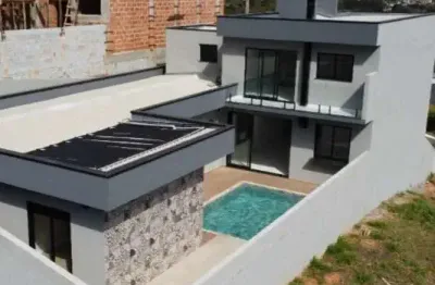 Sobrado à venda com 3 suítes em condomínio na entrada da cidade
