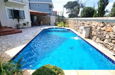 Sobrado com piscina pertinho da al. lucas à venda, com 3 quartos (1 suíte)