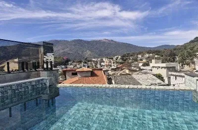 Casa térrea diferenciada com piscina de borda infinita, sauna, área goumert ,3 quartos