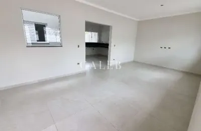 Casa térrea à venda com 3 quartos sendo 2 suítes, 175m² de terreno