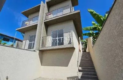Sobrado à venda, com bastante quintal e 3 quartos sendo um suíte