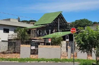 Sobrado diferenciado construído com material de demolição