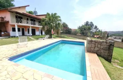 Casa/chácara com 2000m² de terreno e com 06 dormitórios sendo 03 suítes