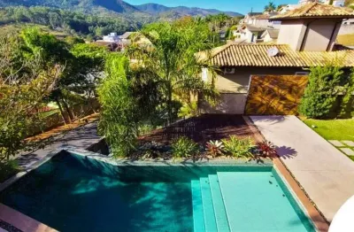 Residência alto padrão em condomínio com vista privilegiada para pedra grande