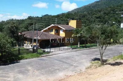 Casa térrea com 4 dormitórios, 1089m2 de terreno, bem localizada em atibaia-sp