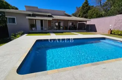 Casa térrea à venda, semi nova, com 3 suítes, piscina, terreno de 1000m²