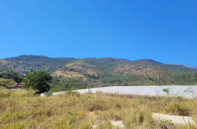 Terreno de 870 m² a venda com uma ótima localização e uma vista fantástica para pedra grande.