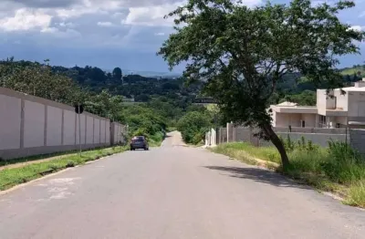 Terreno de 500 m² a venda com uma ótima localização e uma vista fantástica para pedra grande.