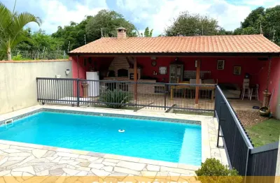 Linda casa com piscina  em bairro próximo ao centro em atibaia