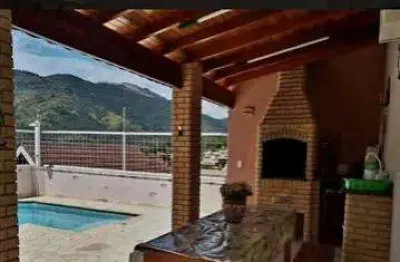 Lindo sobrado em uma ótima localização com piscina!