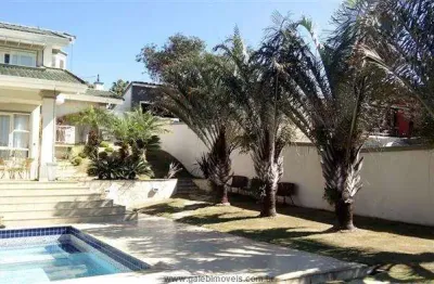 Bela casa no condomínio flamboyant distribuída em 3 pavimentos,