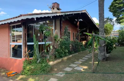 Casa térrea, estilo chácara, com 06 dormitórios em bairro nobre