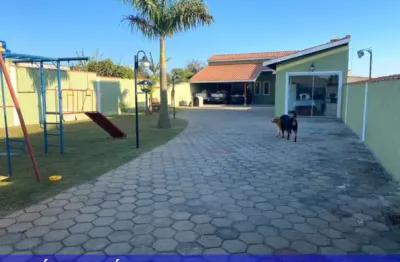 Casa térrea à venda com piscina, bairro tranquilo e seguro, terreno de 538m²