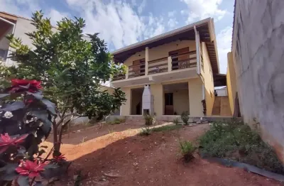 Casa térrea à venda com bastante espaço, 03 quartos sendo um suíte, 200m² construído
