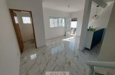 Sobrado à venda com 2 quartos, fica na avenida principal do bairro