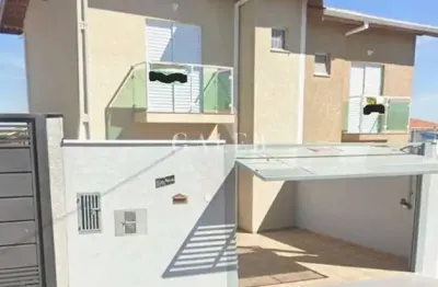 Sobrado à venda com 2 quartos, fica na avenida principal do bairro