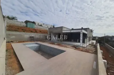 Sobrado à venda em um condomínio clube, piscina, 4 quartos todos suítes