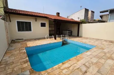 Casa térrea com 3 quartos, piscina, quintal e próximo de comércios