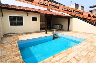 Casa térrea com 3 quartos, piscina, quintal e próximo de comércios