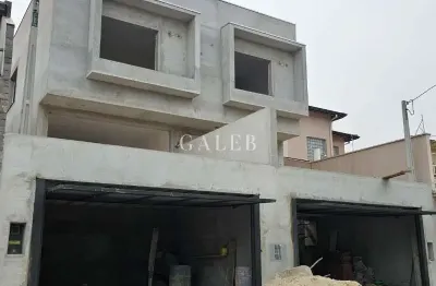 Sobrado com 3 quartos(1 suíte), garagem coberta, sala ampla