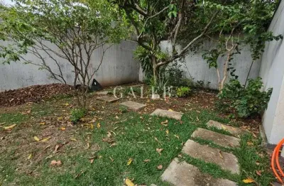 Casa térrea à venda, com 3 quartos (sendo 1 suíte), quintal e ótima localização