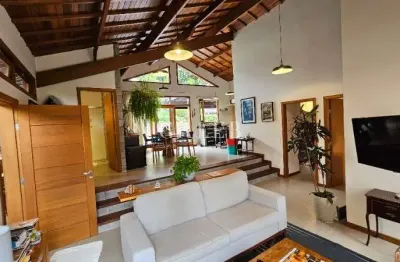 Casa rústica e moderna ao mesmo tempo em condomínio dentro da cidade