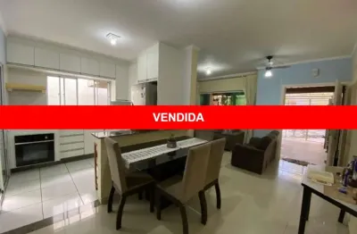 Casa térrea 3 quartos, 1 suíte + edícula, 2 vagas cobertas, 160 m2 de área construída